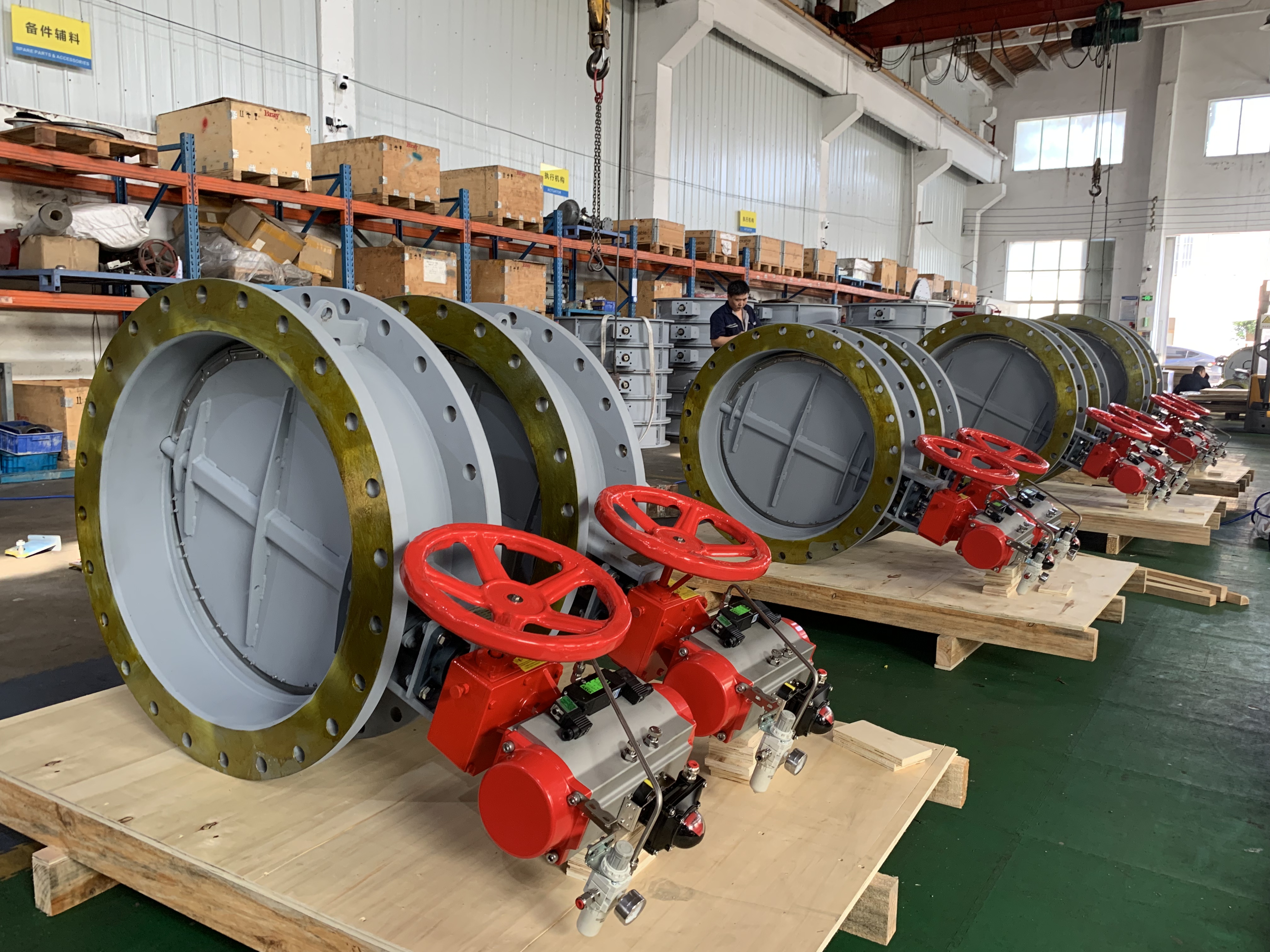A large number of mass produced pneumatic wafer butterfly valves are placed on wooden pallets equipped with pneumatic actuators and used to cut off flue gas in desulfurization Selective Catalytic Reduction and dust