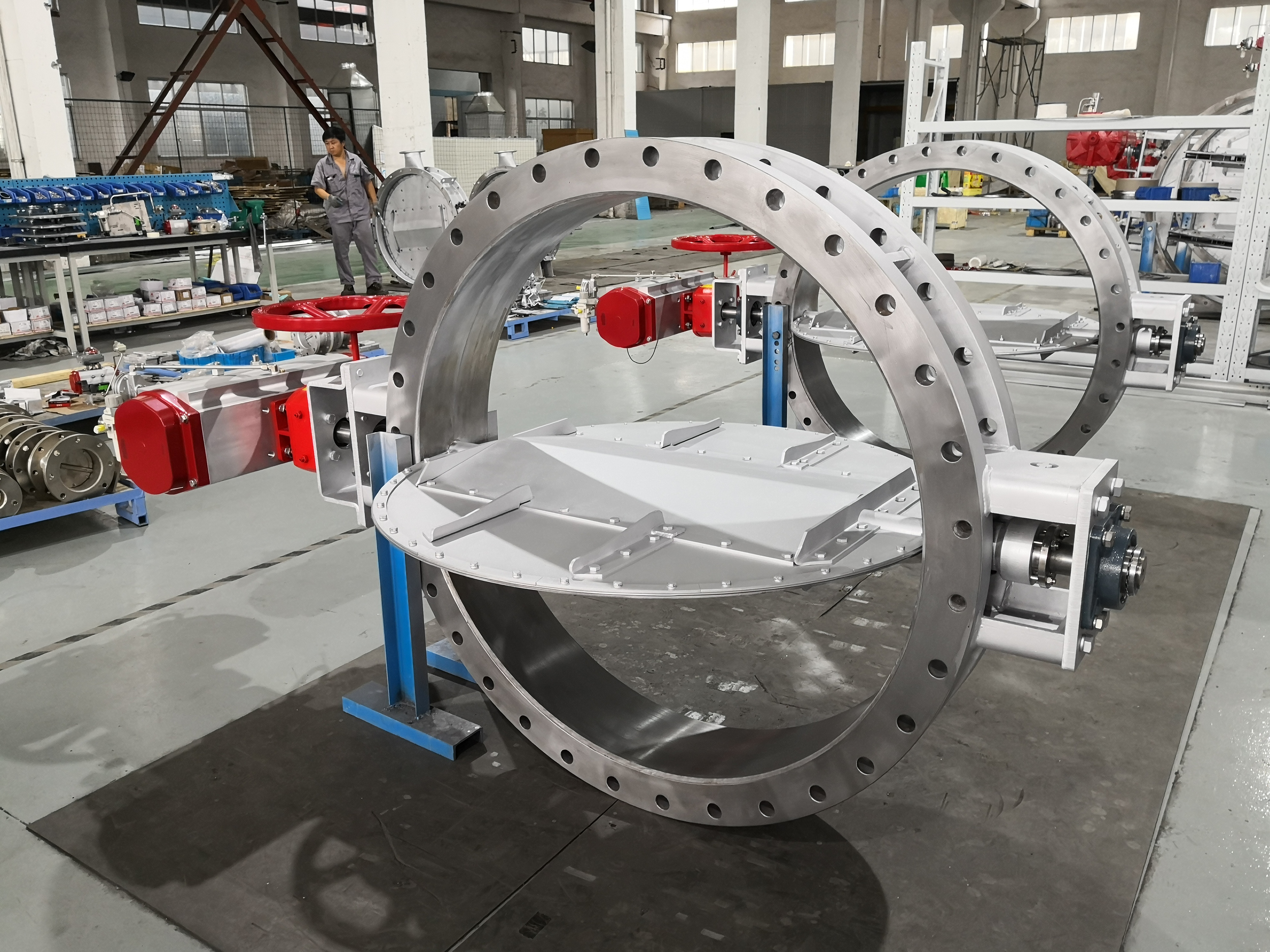 The two pneumatic flanged butterfly dampers on the workshop test bench come with pneumatic actuators and theyre used to shut off high temperature flue gas in the steel mills smelting furnace pipes